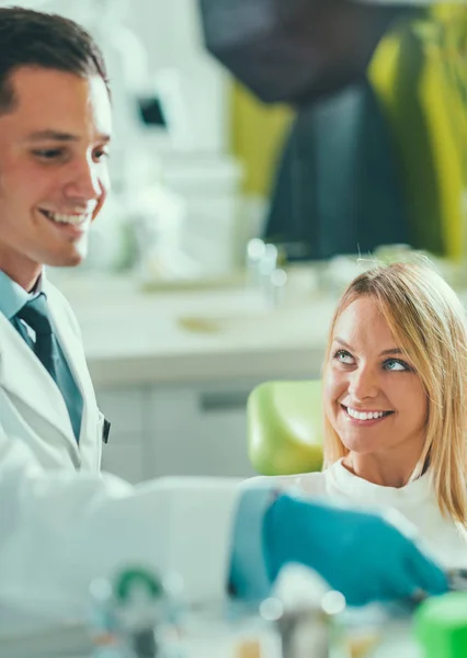 Jovem Fazendo Check Dentário Clínica — Fotografia de Stock