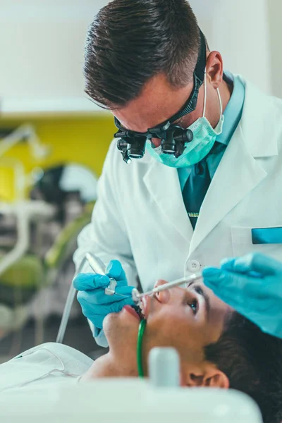Οδοντίατρος Εργάζεται Νεαρό Άνδρα — Φωτογραφία Αρχείου