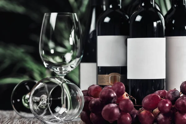 Composición Con Copas Vino Vacías Diferentes Botellas Vino Tinto Uvas — Foto de Stock