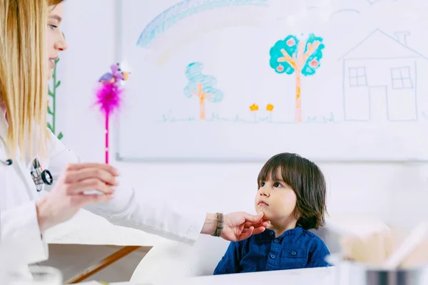 Kinderarzt Untersucht Die Sehkraft Kleiner Jungen — Stockfoto