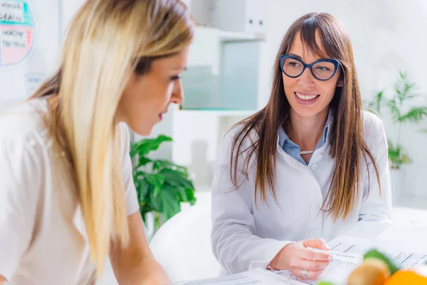 Medico Nutrizionista Dietista Paziente Consultazione Ufficio — Foto Stock