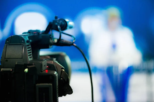 Video Camera Opname Presentatie Tijdens Persconferentie Wazig Vrouwelijke Spreker Achtergrond — Stockfoto