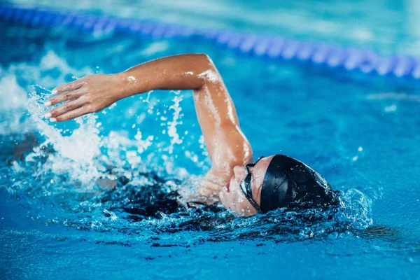 Nadador Profissional Corrida Natação Piscina Interior — Fotografia de Stock