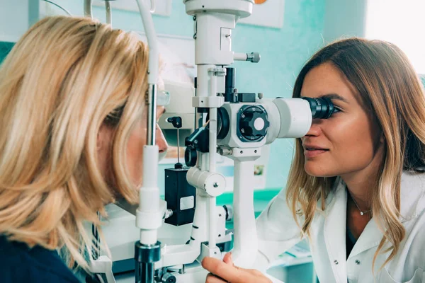 Oftalmologista Examinando Paciente Com Lâmpada Fenda — Fotografia de Stock