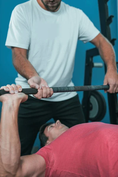 Entrenador Peronal Con Cliente Masculino Haciendo Ejercicio Gimnasio —  Fotos de Stock