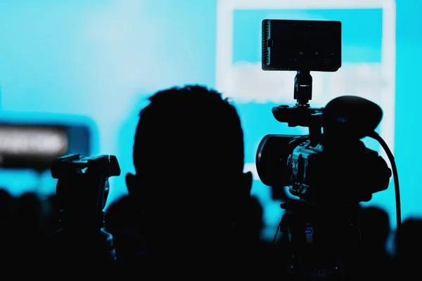 プレゼンテーションを録画 ライブ ストリーミング コンセプト プロのデジタル カメラのシルエット — ストック写真