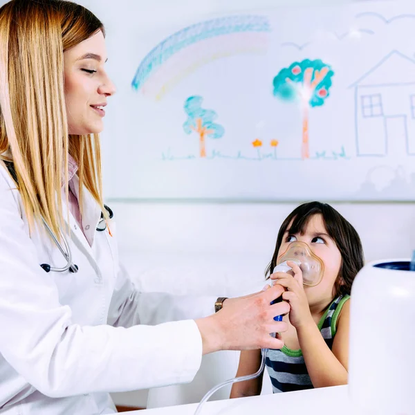 Pediatra Usando Inalador Respiratônico Para Menino — Fotografia de Stock