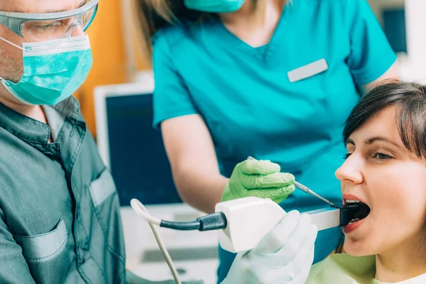 Стоматолог Сканує Зуби Стоматологічною Камерою — стокове фото