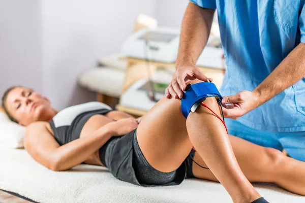 Elektrische Stimulatie Fysiotherapie Therapeut Positionering Van Elektroden Patiënt Knie — Stockfoto