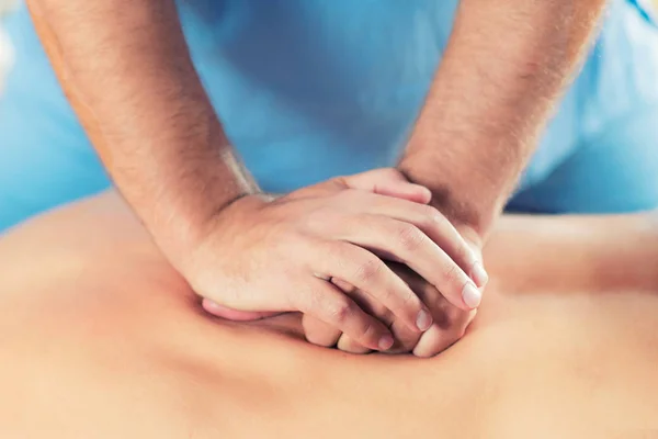 Primo Piano Del Massaggio Alla Schiena Regolazione Della Schiena Chiropratica — Foto Stock