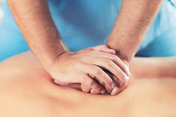 Nahaufnahme Von Rückenmassage Chiropraktischer Rückenanpassung Schmerzlinderungskonzept — Stockfoto