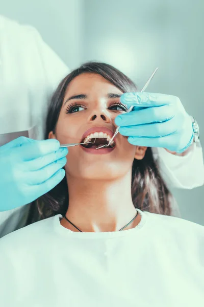 Mujer Bastante Joven Procedimiento Dentista — Foto de Stock