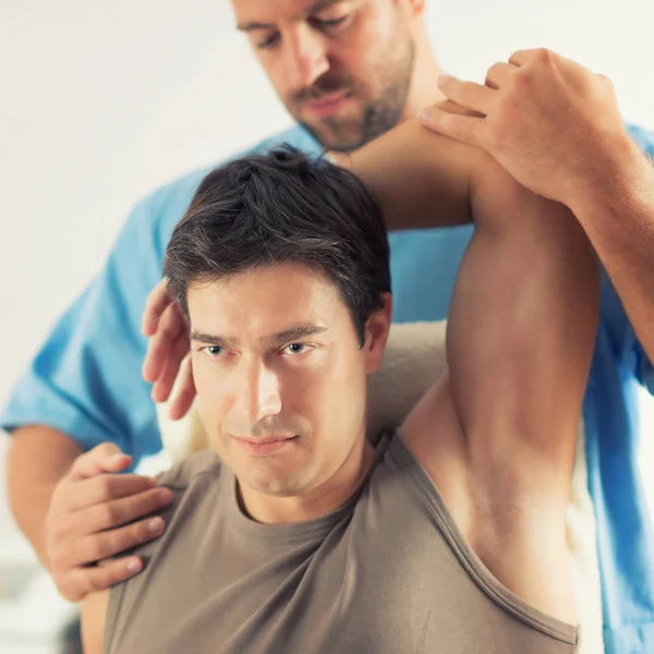 Fisioterapeuta Fazendo Tratamento Cura Braço Homem Terapeuta Vestindo Uniforme Azul — Fotografia de Stock