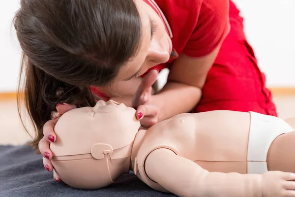 Treinamento Primeiros Socorros Reanimação Cardiopulmonar Curso Primeiros Socorros Boneco Bebê — Fotografia de Stock