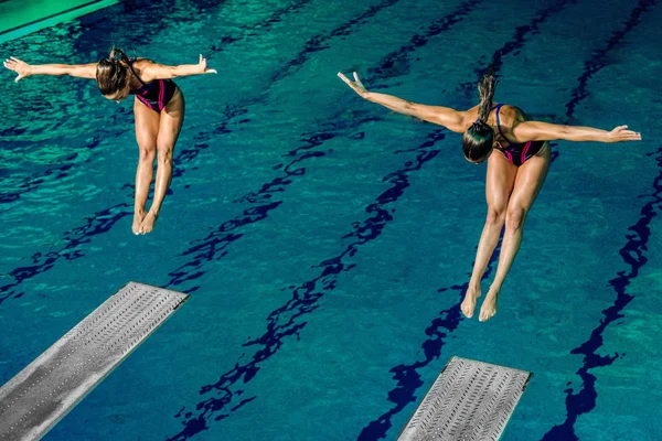 Två Kvinnliga Dykare Träning Eller Tävling — Stockfoto