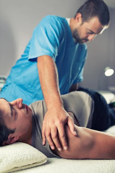 Physiotherapeut Macht Heilbehandlung Auf Dem Rücken Des Mannes Therapeut Blauer — Stockfoto