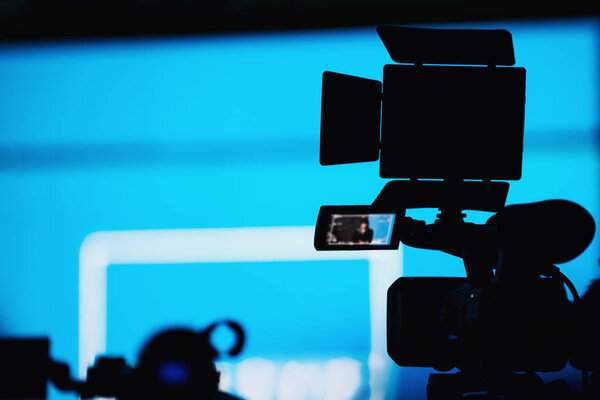 Профессиональные цифровые камеры силуэт записи презентации размытый динамик носить костюм, в прямом эфире концепции
