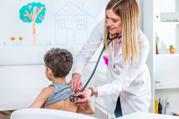 Pédiatre Examinant Garçon Avec Stéthoscope — Photo