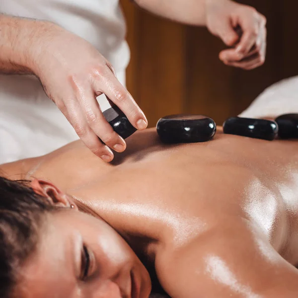 Mooie Jonge Vrouw Getting Hot Stone Massage Spa Salon Liggend — Stockfoto