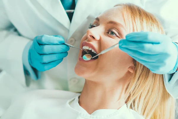 Jonge Vrouw Met Een Tandheelkundige Check — Stockfoto