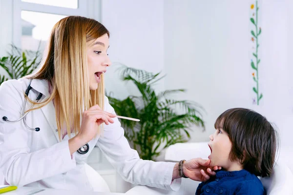 Kinderarzt Untersucht Kleinen Jungen Kehle Mit Hölzernem Zungendepressor — Stockfoto