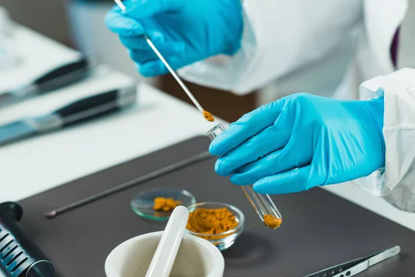 Quality Control Expert Inspecting Curcuma Laboratory — Stock Photo, Image