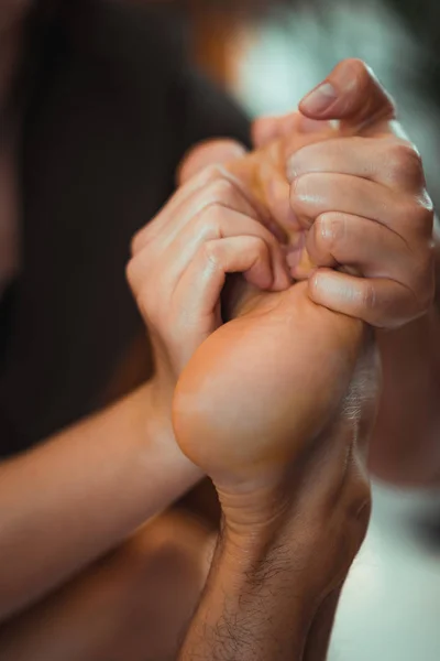 Fisioterapeuta Masajeando Paciente Masculino Con Músculo Del Pie Lesionado Tratamiento — Foto de Stock