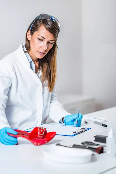 Experto Ciencias Forenses Examinando Objetos Una Escena Del Crimen —  Fotos de Stock