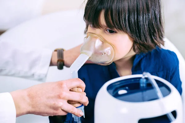 小男孩使用呼吸吸入器的儿科医生 — 图库照片