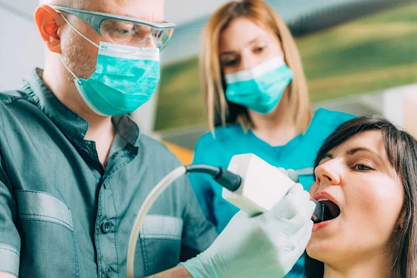 Skanowanie Zębów Aparatem Stomatologiczne Dentysta — Zdjęcie stockowe