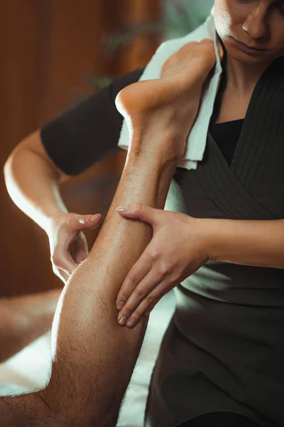 Fisioterapeuta Masajeando Paciente Masculino Con Pierna Lesionada Músculo Pantorrilla Tratamiento —  Fotos de Stock