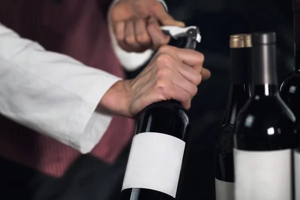 Sommelier Femenino Abriendo Botella Vino Con Sacacorchos — Foto de Stock