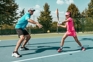 Tenis hocası tenis eğitim genç kızla