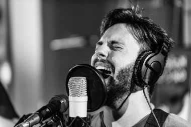 Kayıt stüdyosu, siyah ve beyaz müzik şarkıcısı