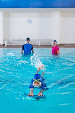 Yüzme dersi hocası ile olan çocuk