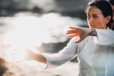 Tai Chi Quan parkta pratik kadın