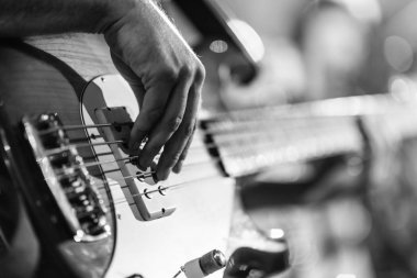 Bas gitar çalıyor, siyah ve beyaz