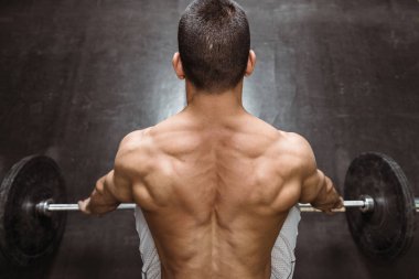 Erkek spor halter eğitim üzerinde  