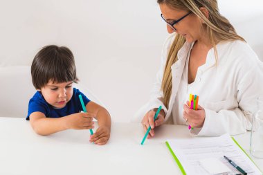 Çocuk psikolojisi, anaokulu mantık testi yapıyor.