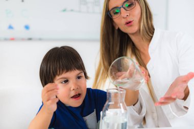 Çocuk psikolojisi, su ve gözlük testleri yürümeye başlayan çocuk