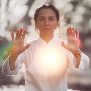 Tai Chi Quan parkta pratik kadın