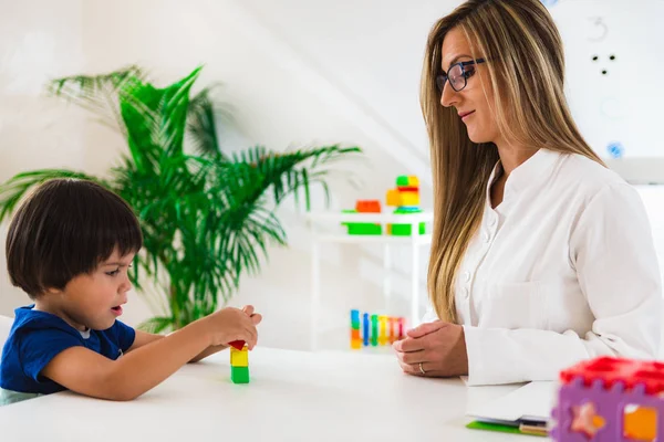 Psicología Infantil Niño Haciendo Torre Con Bloques — Foto de Stock