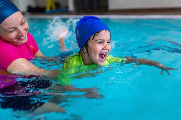 Malý Chlapec Učil Jsem Plavat — Stock fotografie