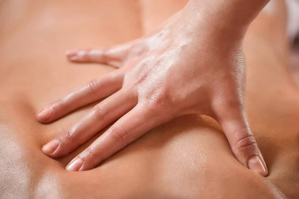 Immagine Ravvicinata Del Fisioterapista Che Massaggia Paziente Femminile Con Muscolo — Foto Stock