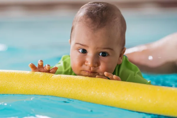 Mãe Com Menino Piscina Aula Natação — Fotografia de Stock