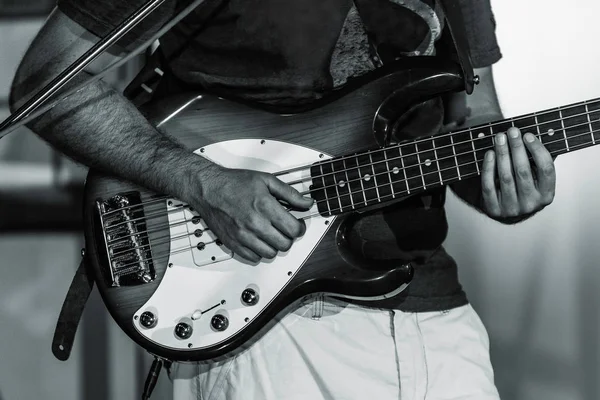 Tocando Guitarra Baja Blanco Negro — Foto de Stock