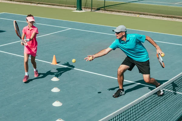 Instructor Tenis Con Niña Entrenamiento Tenis — Foto de Stock