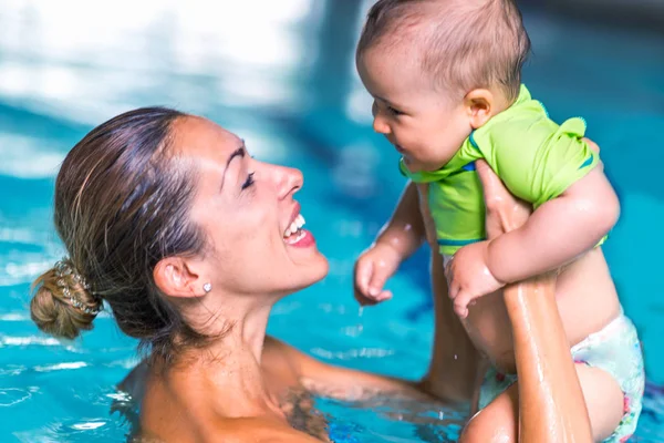 Matka Chlapeček Bazénu Plavání — Stock fotografie