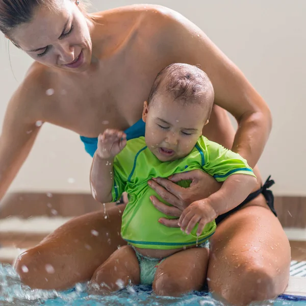 Anne Bebek Çocuk Üzerinde Sınıf Yüzme Yüzme Havuzunda Ile — Stok fotoğraf