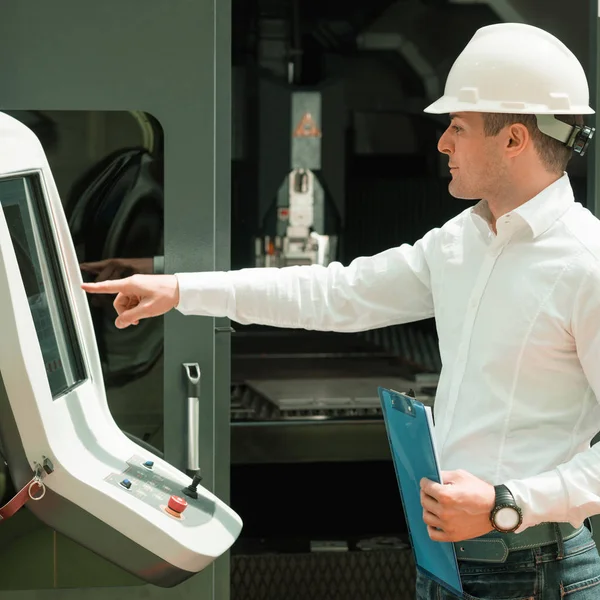 Ingeniero Tecnología Que Trabaja Fábrica Lista Control Explotación Supervisión —  Fotos de Stock